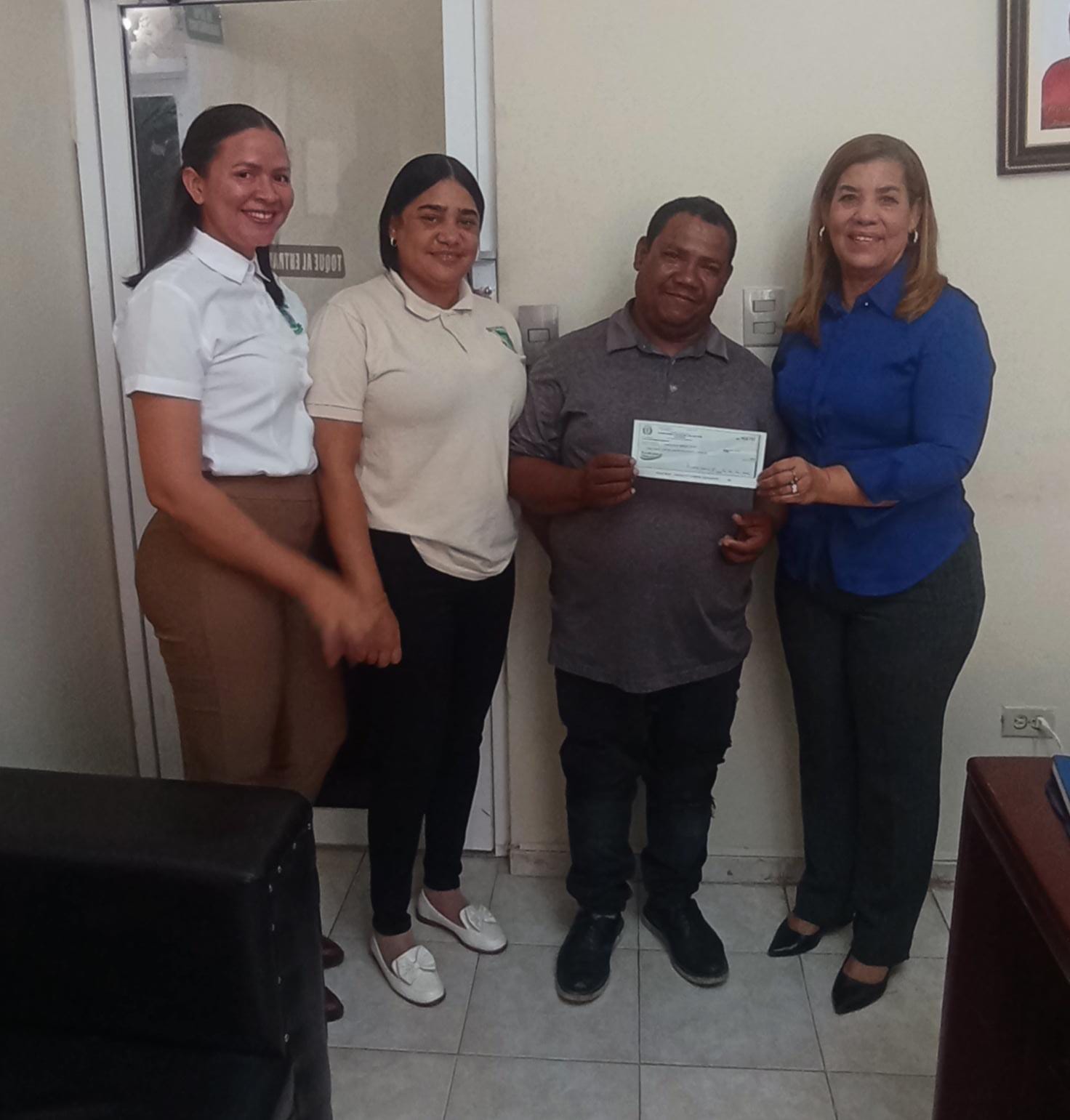 Martha Cuevas entregó este miércoles un cheque para continuar con el mejoramiento de la iluminación en dos sectores del municipio.