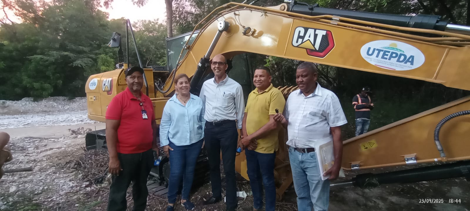 Alcaldesa de Los Ríos recibe Equipos Amarillos para comenzar a trabajar con el sedimento generado por el Rio Barrero a causa de las lluvias de las últimas semanas
