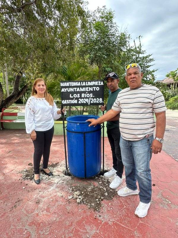 Alcaldesa de Los Ríos encabeza operativo de instalación de zafacones en el Parque Central y sus periferias para optimizar recolección de “Desechos Sólidos”
