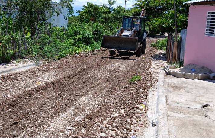 Alcaldía del municipio de Los Ríos y MOPC intervienen, acondicionan y dan mantenimiento a varias calles del sector Vista al Lago