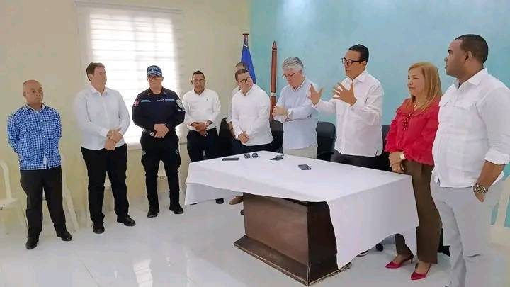 Alcaldesa de Los Ríos participa en tercera reunión de trabajo con el Comité Provincial de Apoyo a la Reforma Penitenciaria, en el salón de actos del ayuntamiento de este municipio cabecera